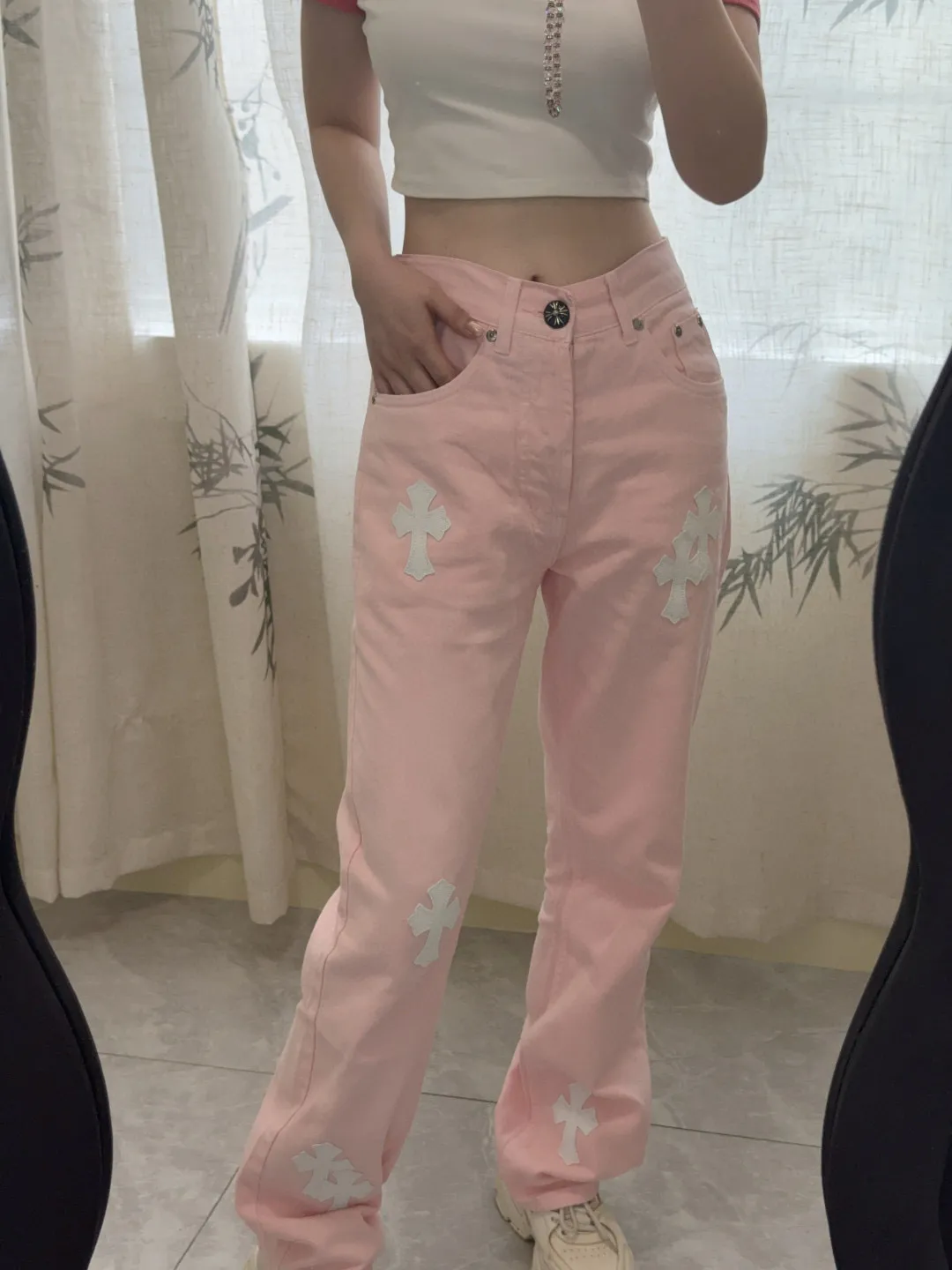 P270 💰 (Top version) Chrome hearts | CH Chrome hearts limited edition cherry blossom pink leather jeans for girls. Charming dopamine personality jeans. Indispensable for fashionistas. The same style for celebrities. A model touted by many bloggers. This new pair of pants is perfect both in shape and upper body. It is no exaggeration to say that making a pair of jeans is equivalent to making 20 pieces of short-sleeves. The fabric is made of high-quality imported denim. It has a unique high-end texture. I am very satisfied with it after washing and proofing several times. Color: Sakura pink Size: 28-30-32-34 (corresponds to S-M-L-XL)